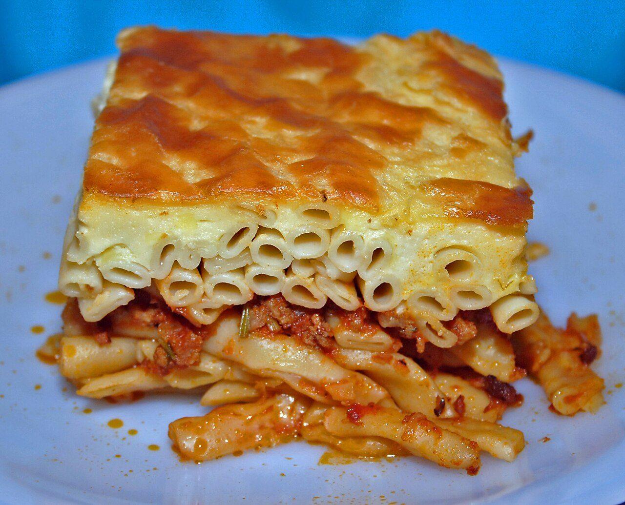 Macarona Béchamel, plated